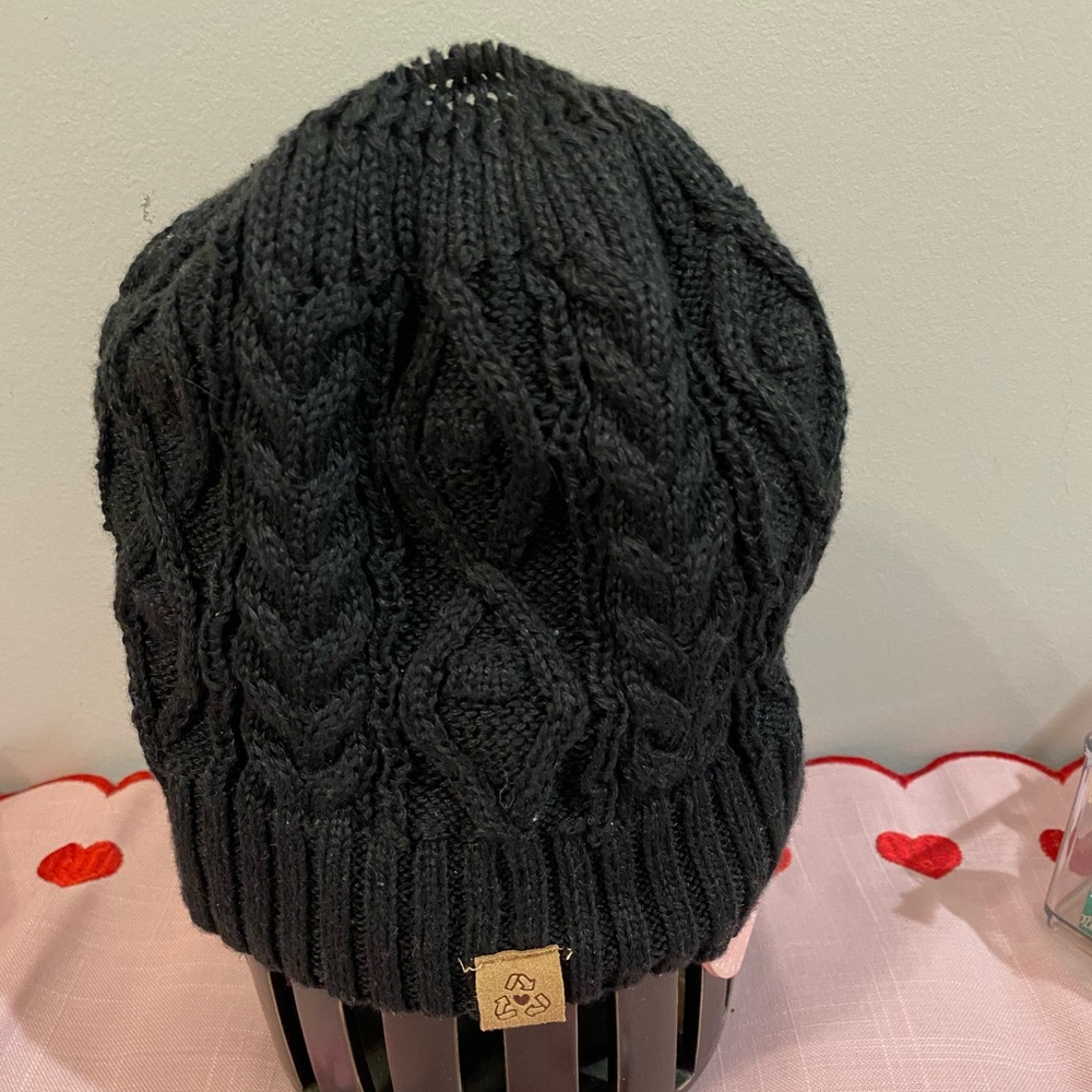 🛍️SALE…David and Young Black Knit Beanie with Ponytail opening